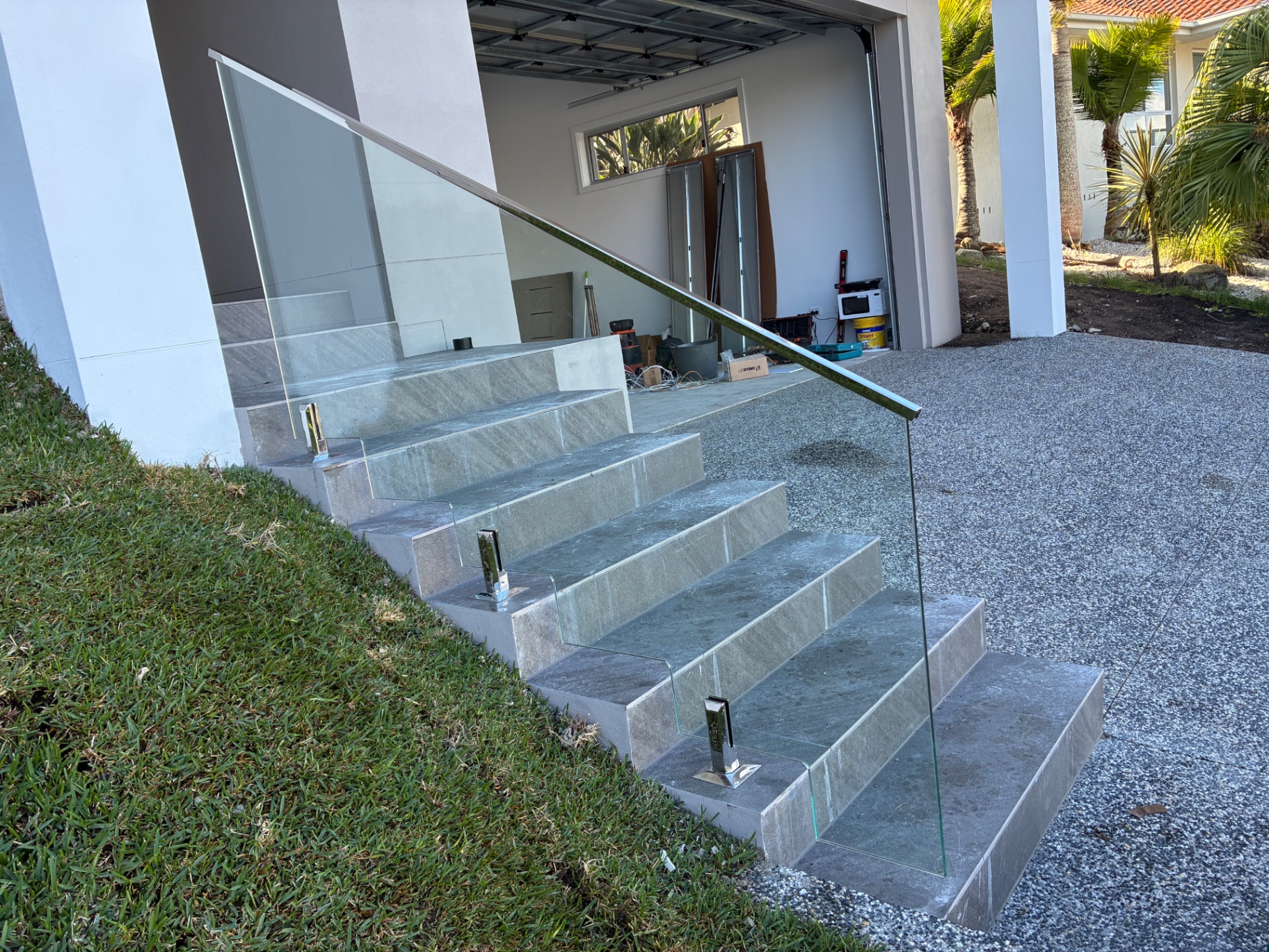 External glass staircase balustrade with stainless spigots